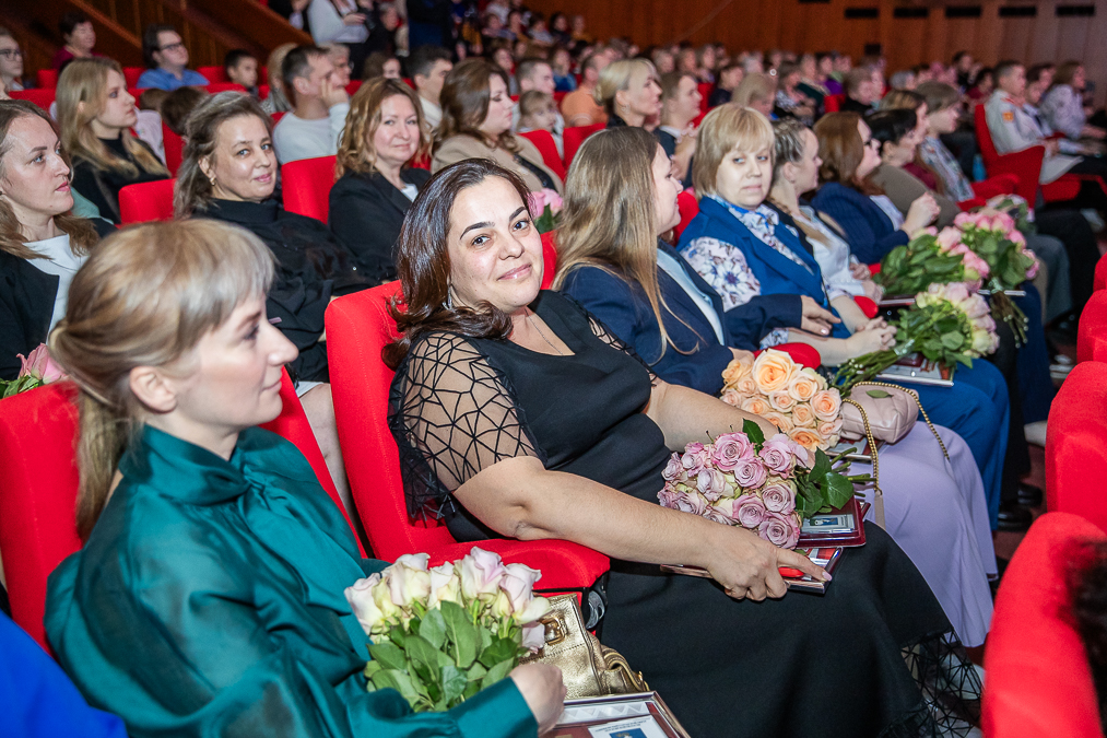 Андрей Иванов вручил медали «Материнская слава» многодетным мамам Одинцовского округа