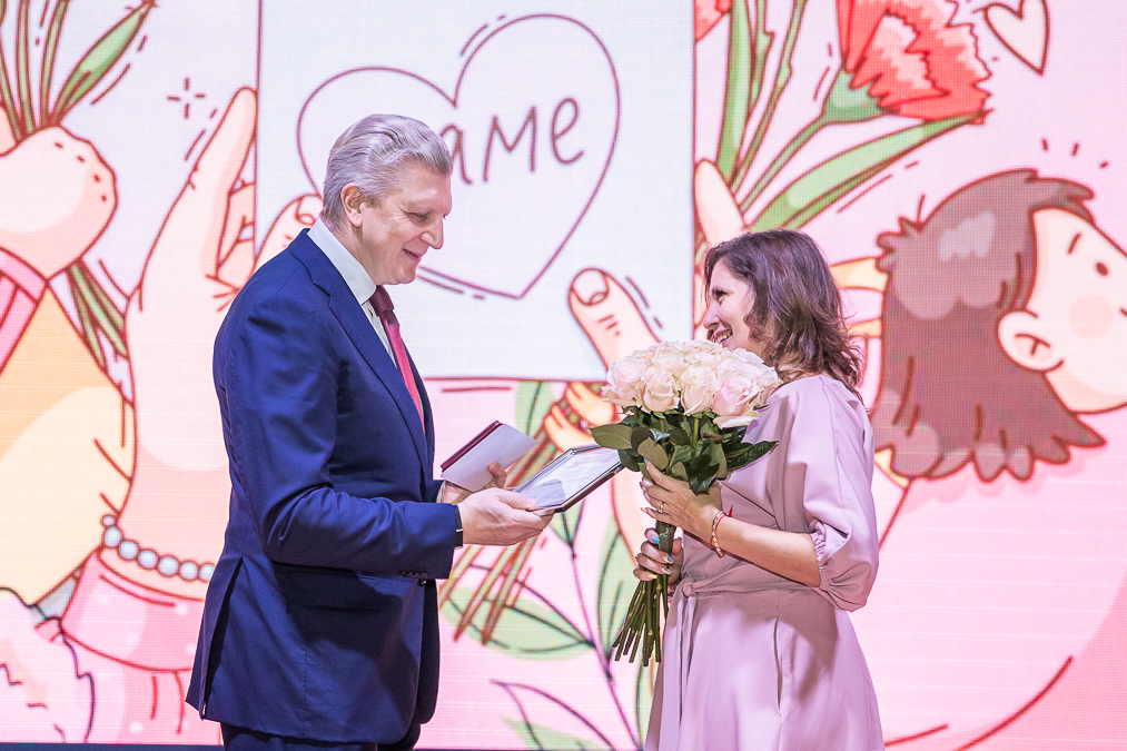 Андрей Иванов вручил медали «Материнская слава» многодетным мамам Одинцовского округа