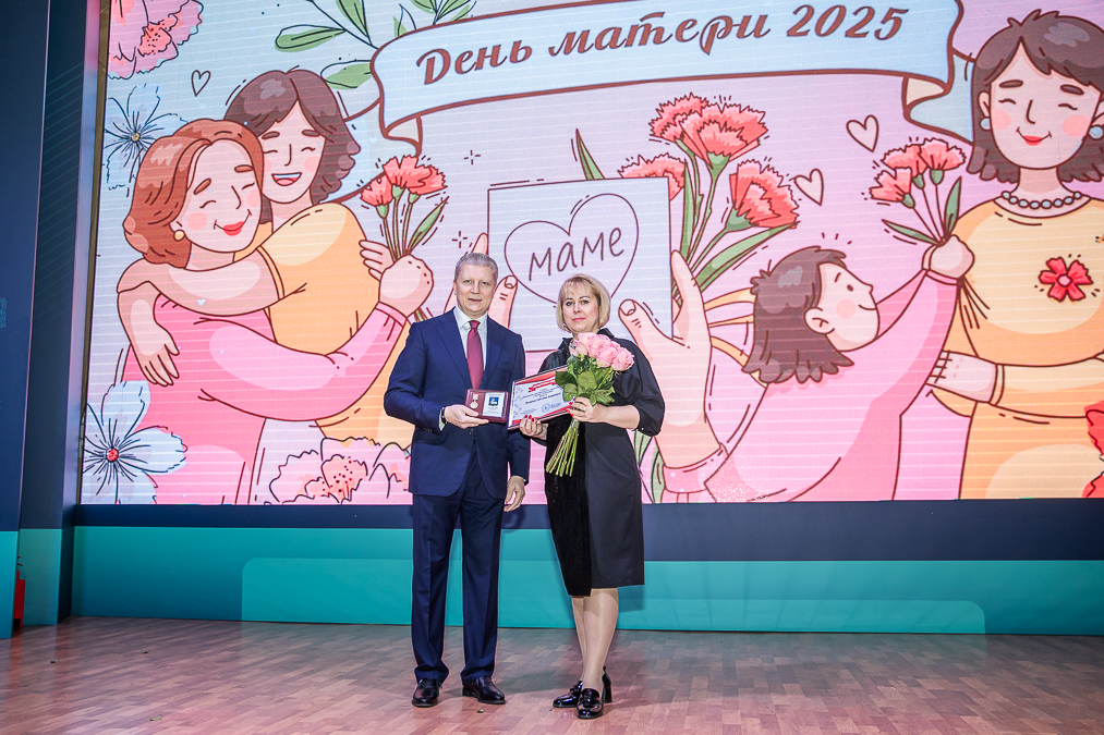 Андрей Иванов вручил медали «Материнская слава» многодетным мамам Одинцовского округа