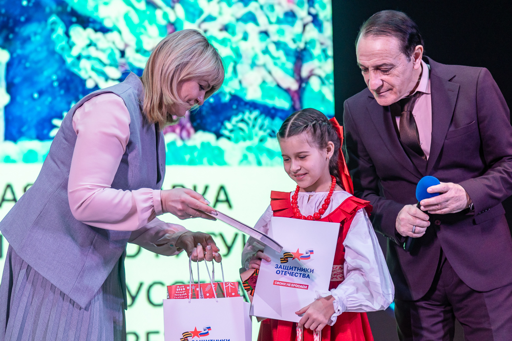 Выставка детско-юношеского рисунка и прикладного творчества «Рождественская звезда»