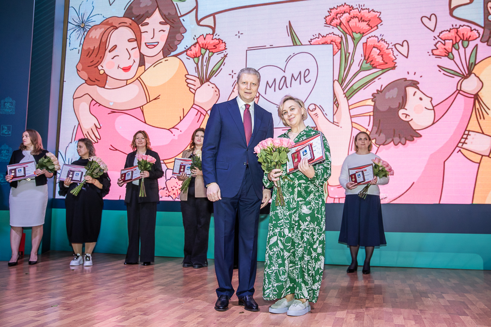 Андрей Иванов вручил медали «Материнская слава» многодетным мамам Одинцовского округа