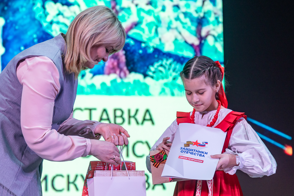 Выставка детско-юношеского рисунка и прикладного творчества «Рождественская звезда»