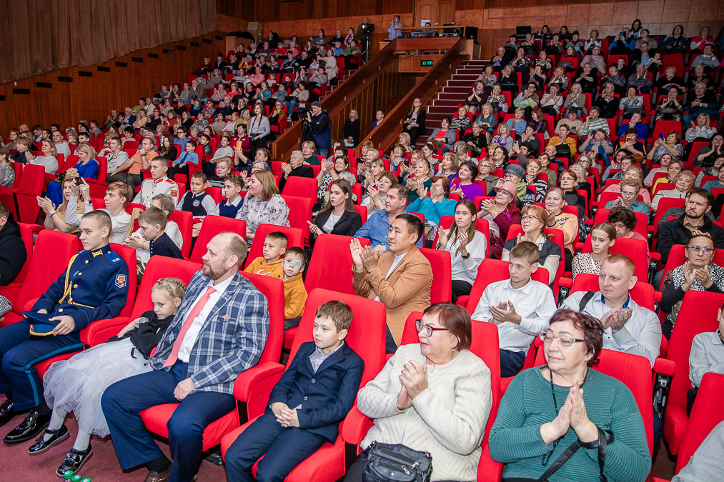 Андрей Иванов вручил медали «Материнская слава» многодетным мамам Одинцовского округа