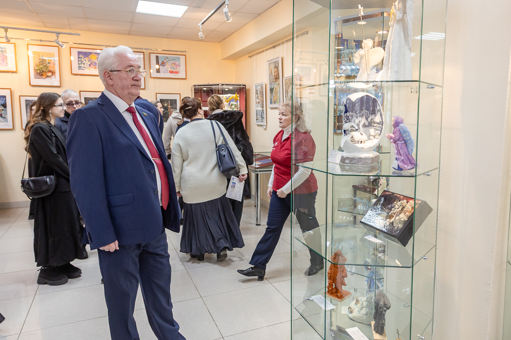 Выставка детско-юношеского рисунка и прикладного творчества «Рождественская звезда»