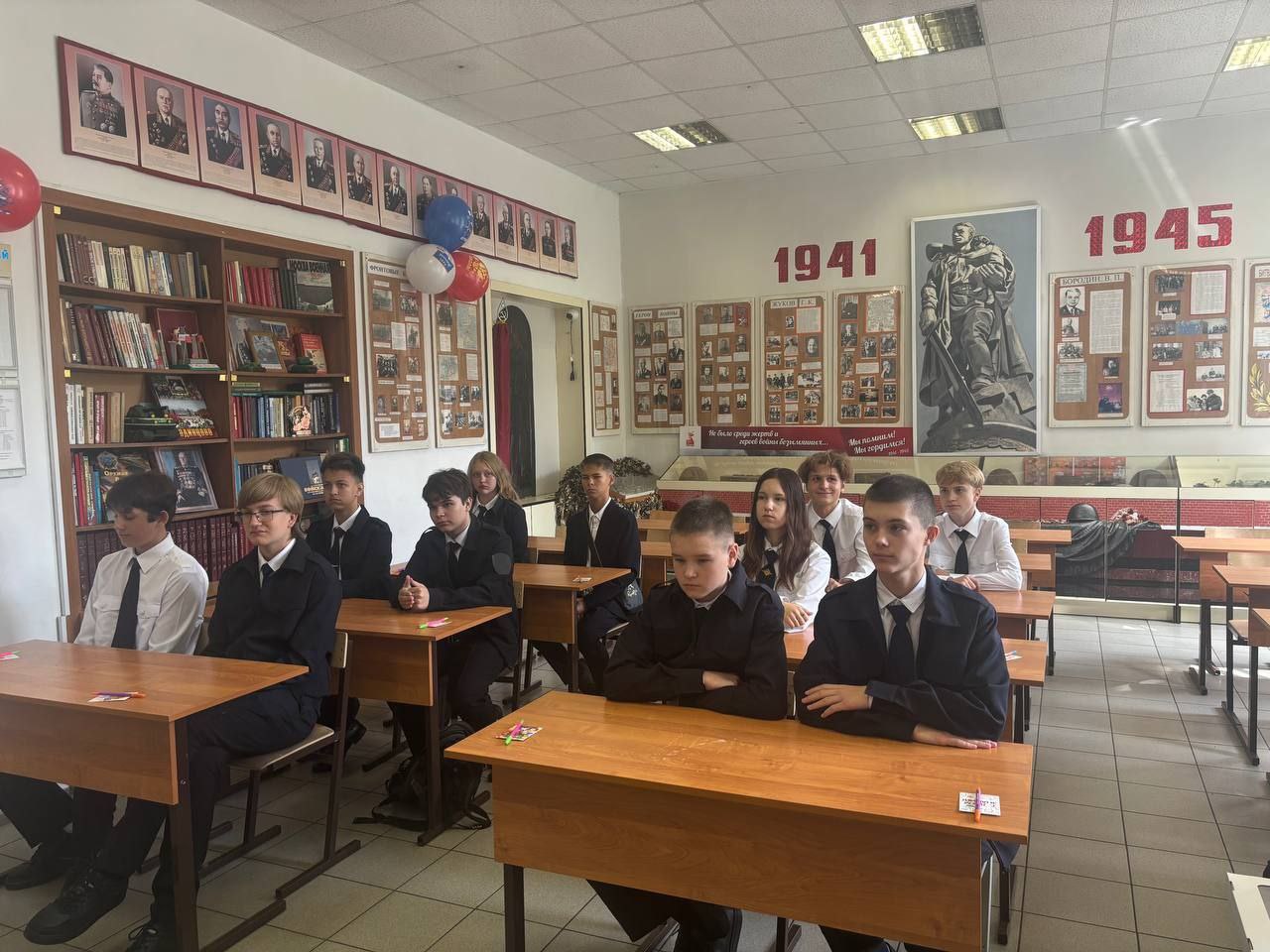 Семиклассники примеряют полицейскую форму