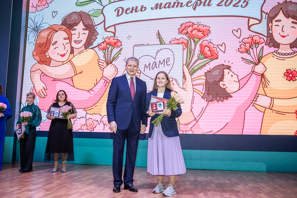 Андрей Иванов вручил медали «Материнская слава» многодетным мамам Одинцовского округа
