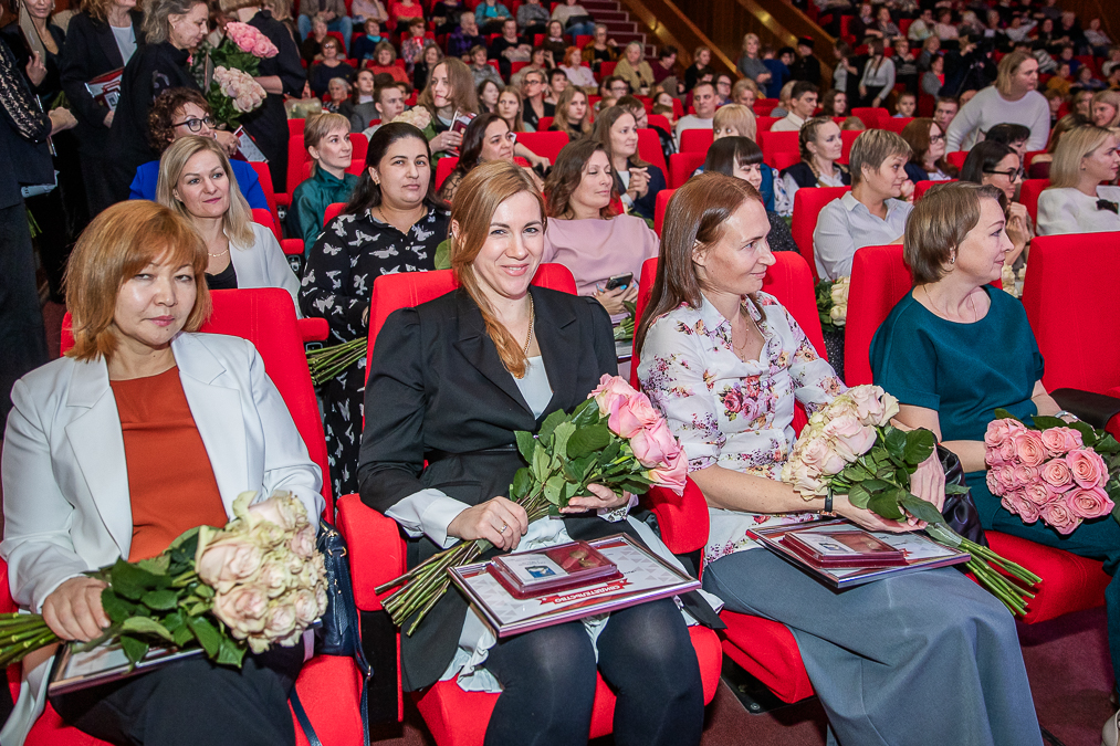 Андрей Иванов вручил медали «Материнская слава» многодетным мамам Одинцовского округа