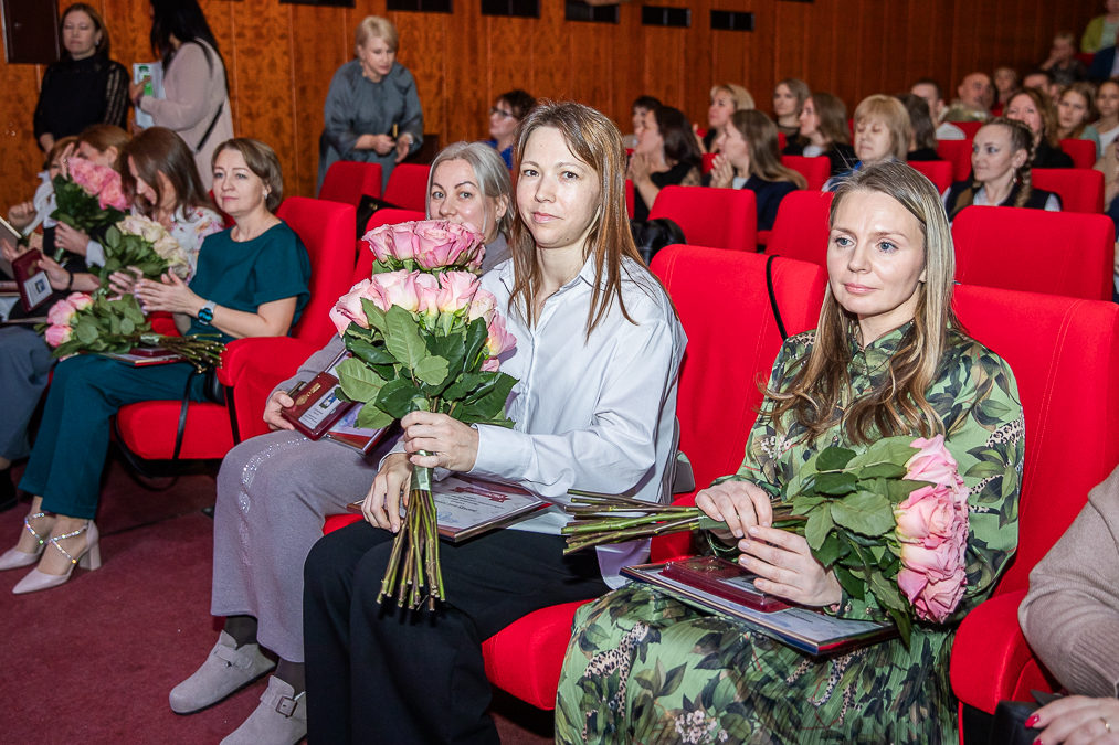 Андрей Иванов вручил медали «Материнская слава» многодетным мамам Одинцовского округа