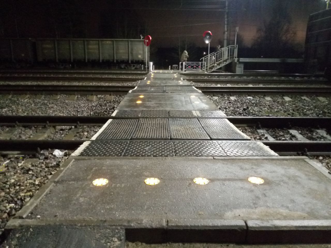 В Одинцовском округе впервые установили подсветку на железнодорожном переходе