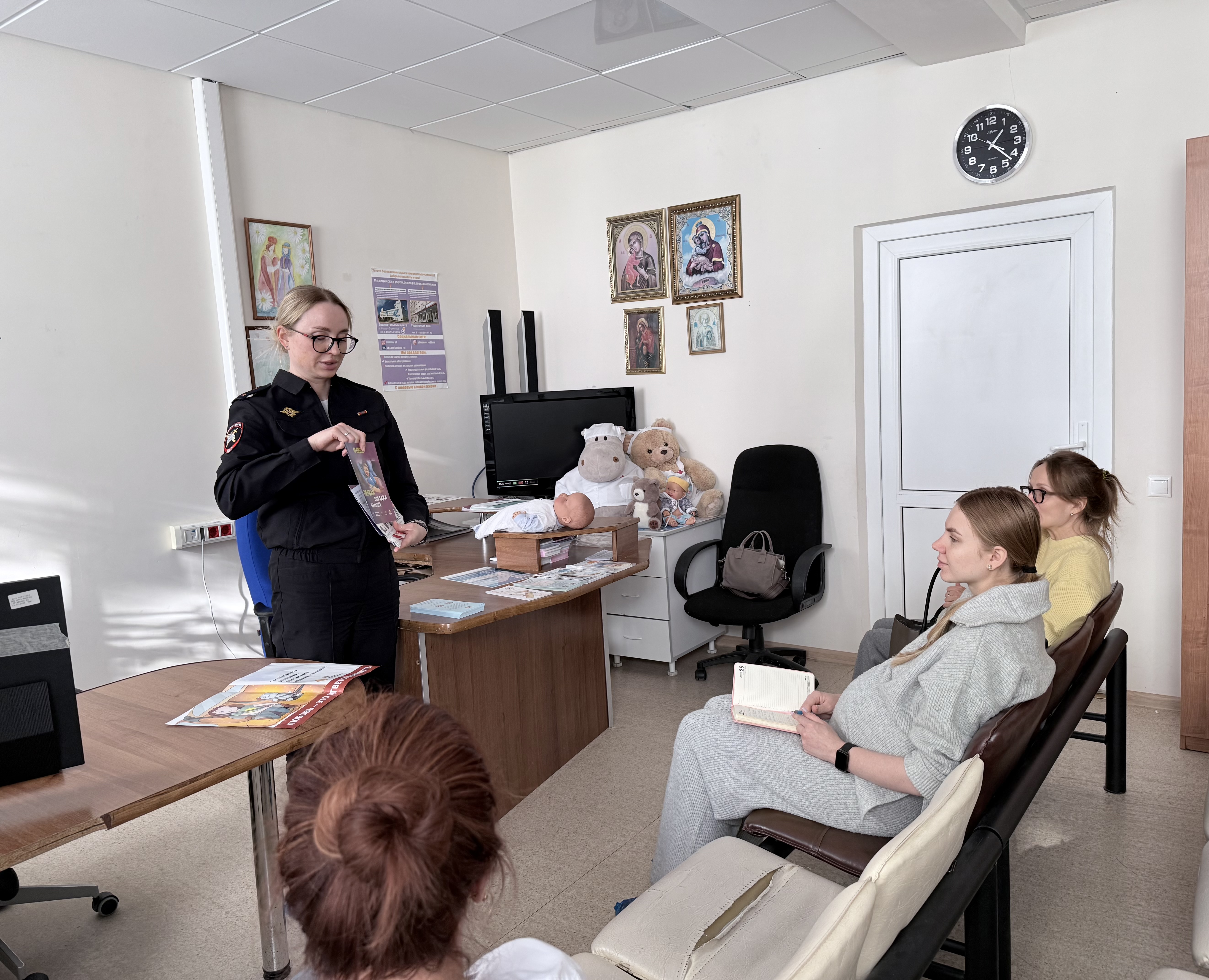 В Одинцовском округе автоинспекторы провели тренинг для будущих мам по безопасной перевозке детей