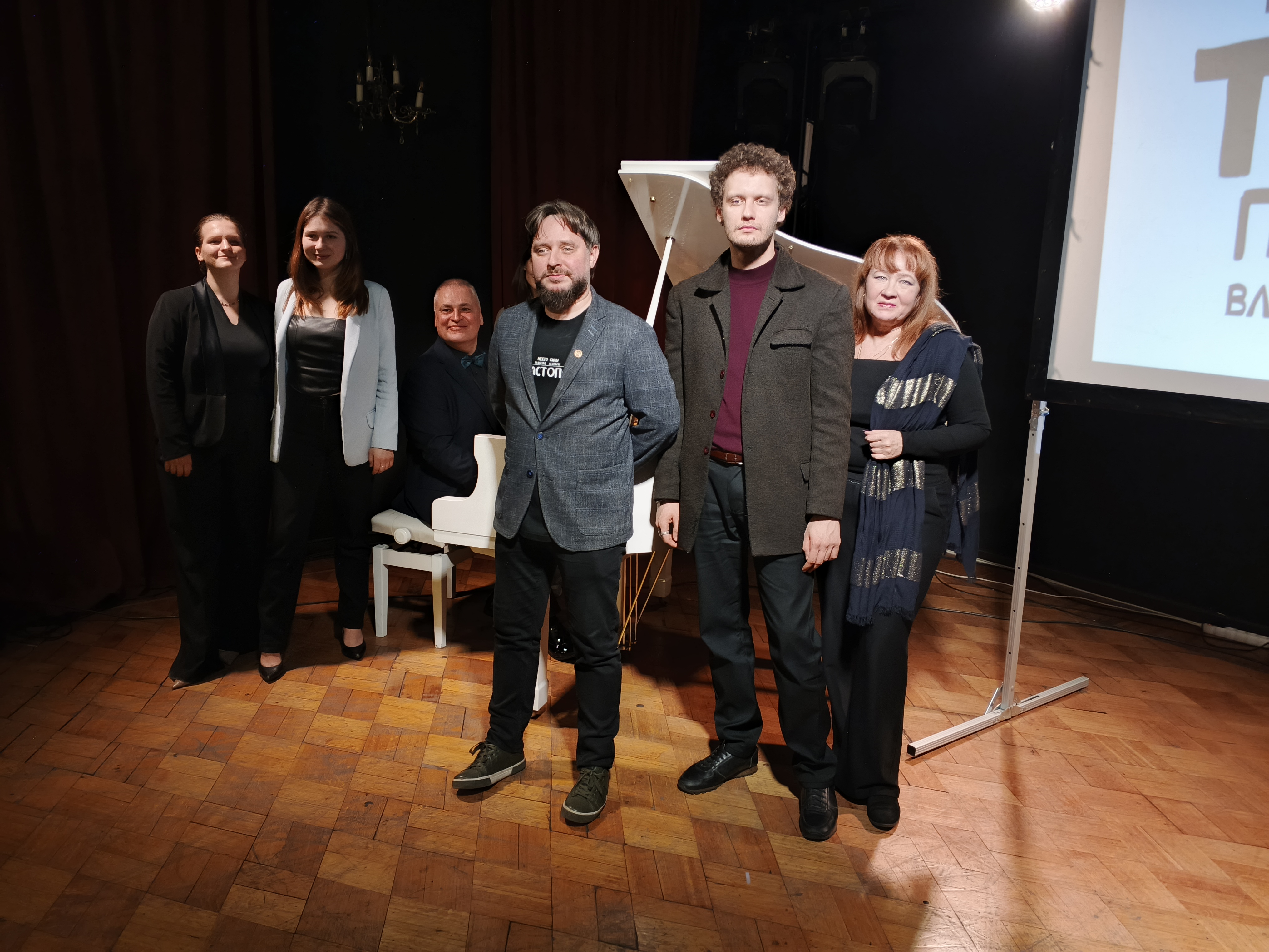 «Новая строка»: стихи звучали под аккомпанемент классической музыки