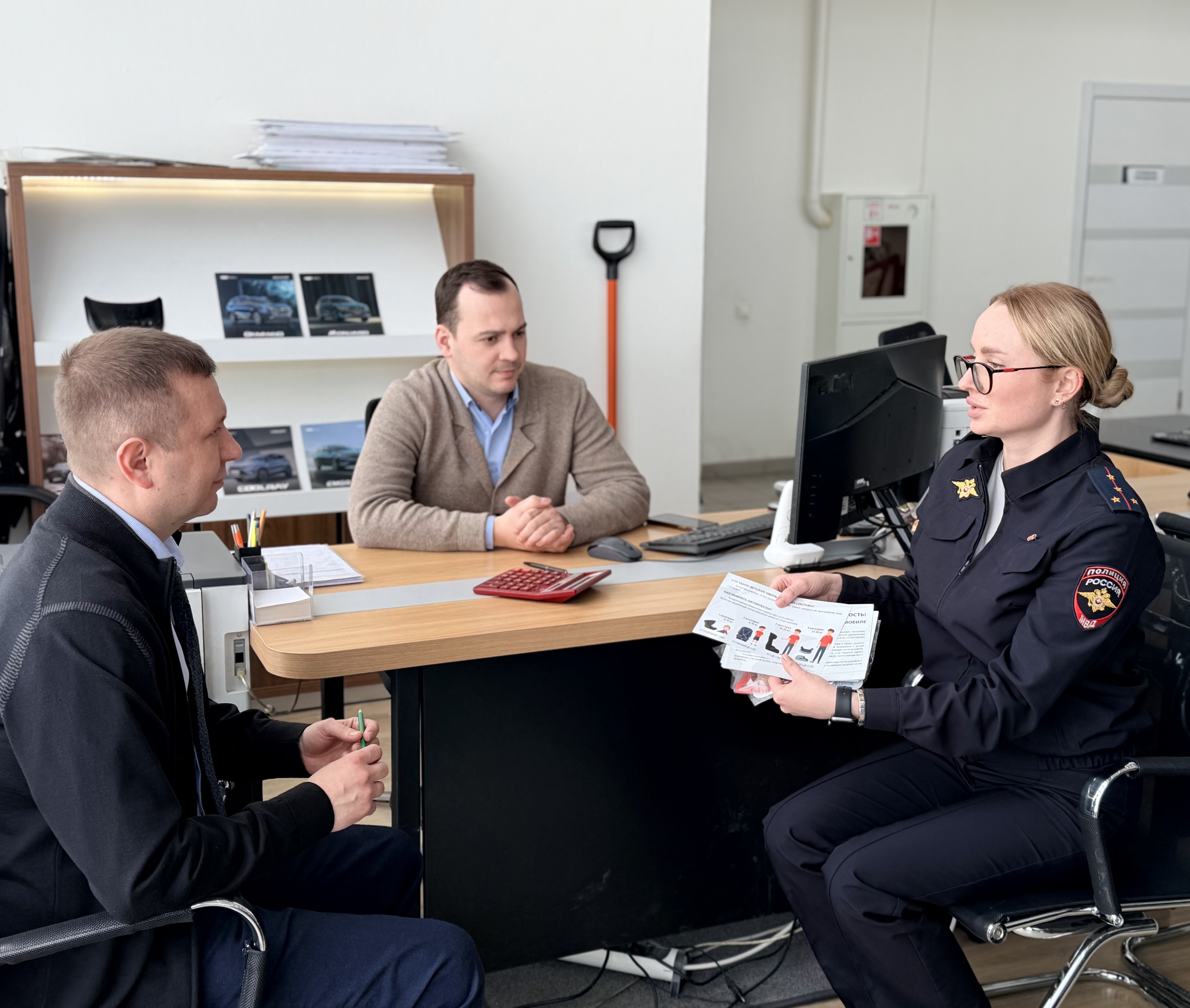 Автоинспекторы напоминают о безопасности маленьких пассажиров