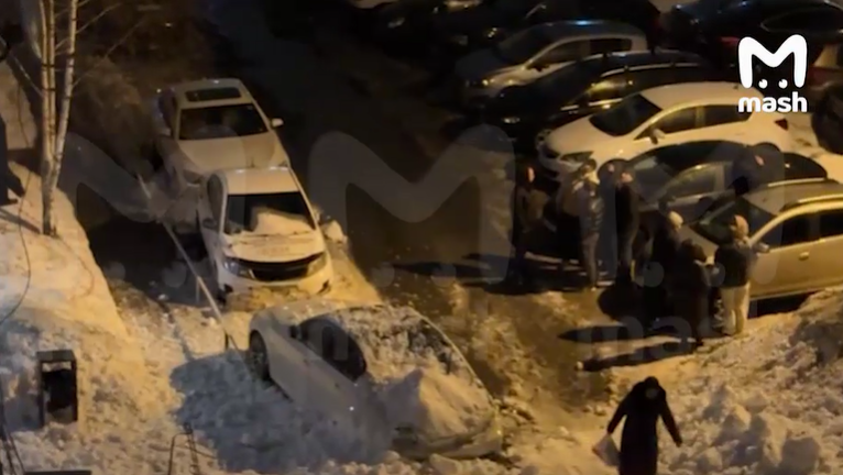 В Одинцовском округе владельцам автомобилей, пострадавших при сходе снега с крыши, возместят ущерб