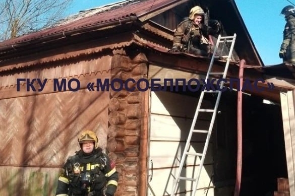 В Одинцовском округе пожарные спасли жилой дом от огня