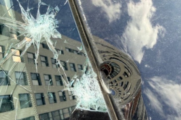 Банка из‑под закуски прилетела в лобовое стекло в Одинцово