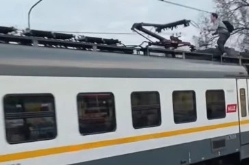 В Одинцовском округе подросток раскачивал пантограф на крыше электрички