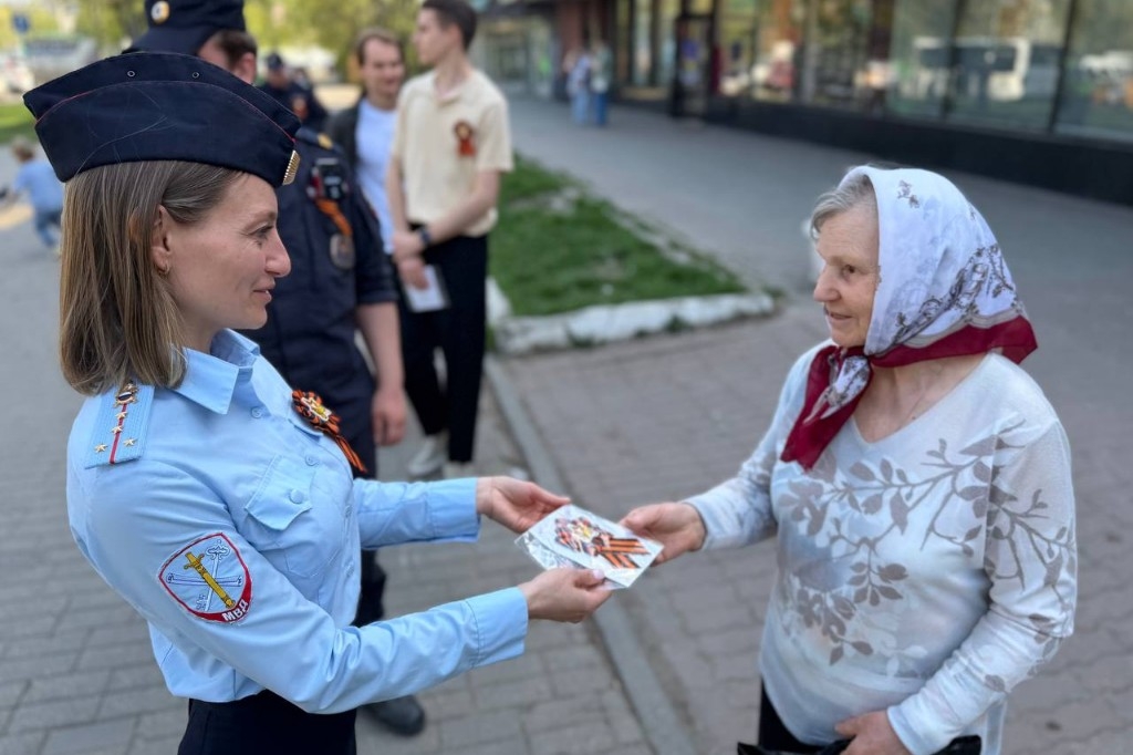 Полицейские Одинцовского округа раздали горожанам георгиевские ленты в преддверии Дня Победы