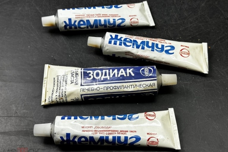 Отрицательная реакция Вассермана и тюбик с пастой