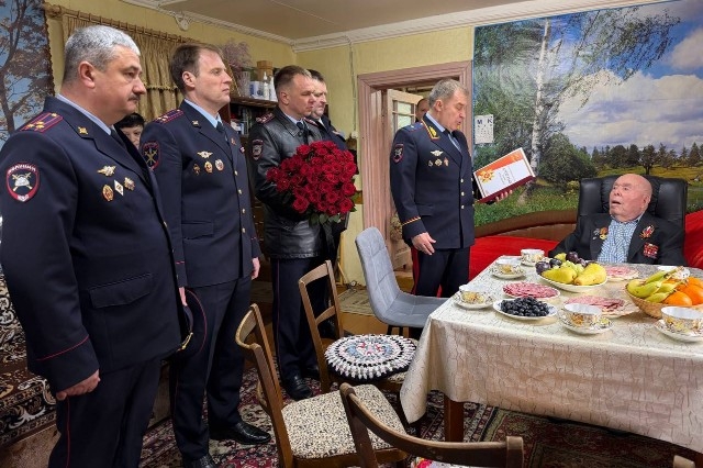 В Одинцовском округе полицейские поздравили ветерана Великой Отечественной войны