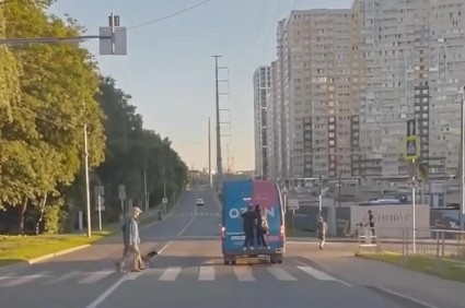 В Одинцово заметили подростков‑зацеперов у пешеходного перехода