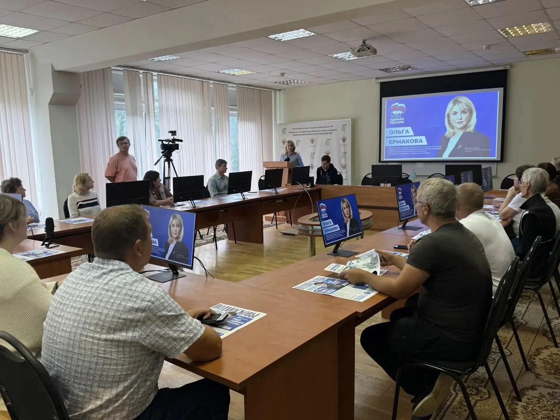 Депутат окружного Совета от «Единой России» Ольга Ермакова встретилась в поселке ВНИИССОК с сотрудниками Федерального научного центра овощеводства