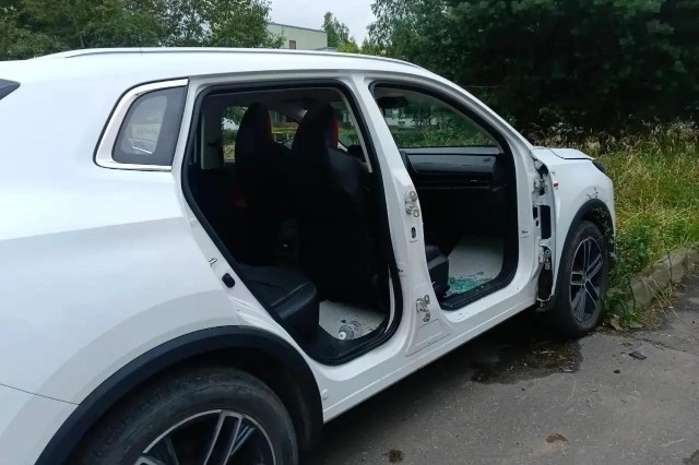 В Кубинке‑8 неизвестные сняли двери с кроссовера Changan