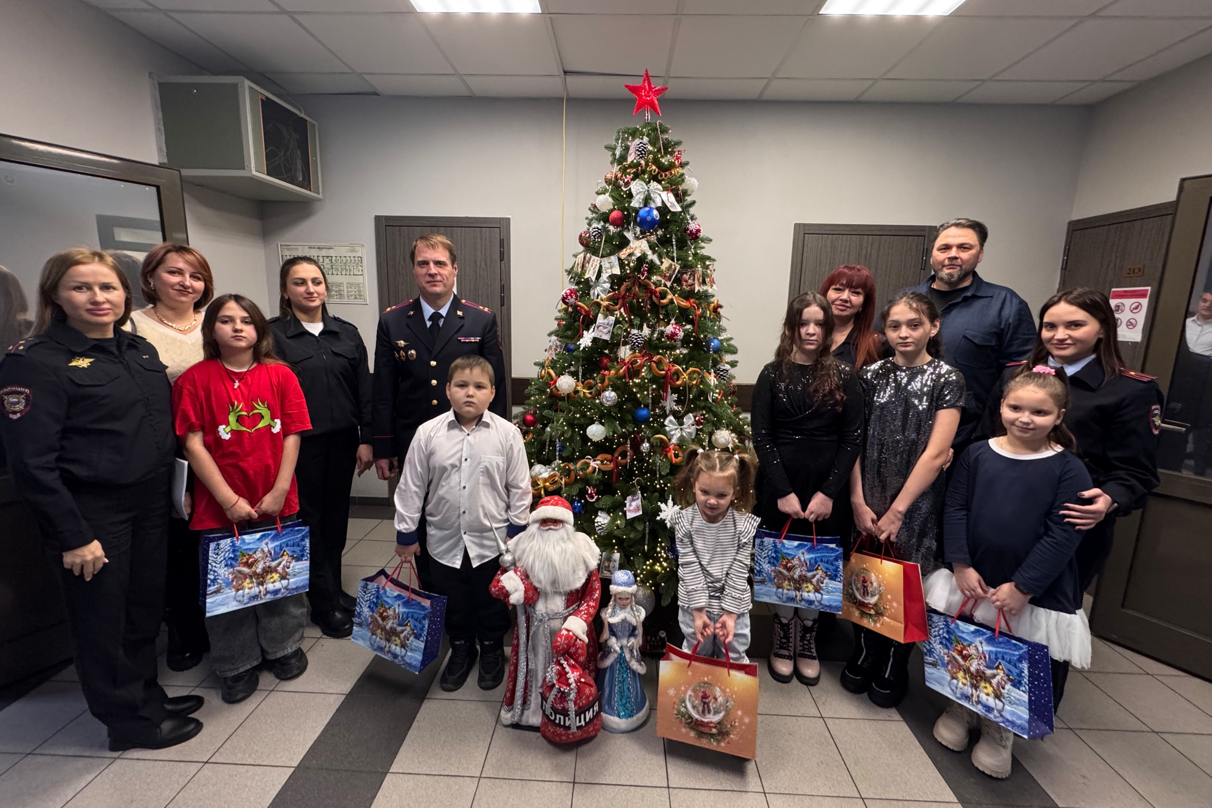 В Одинцово дети получили новогодние подарки от полицейских