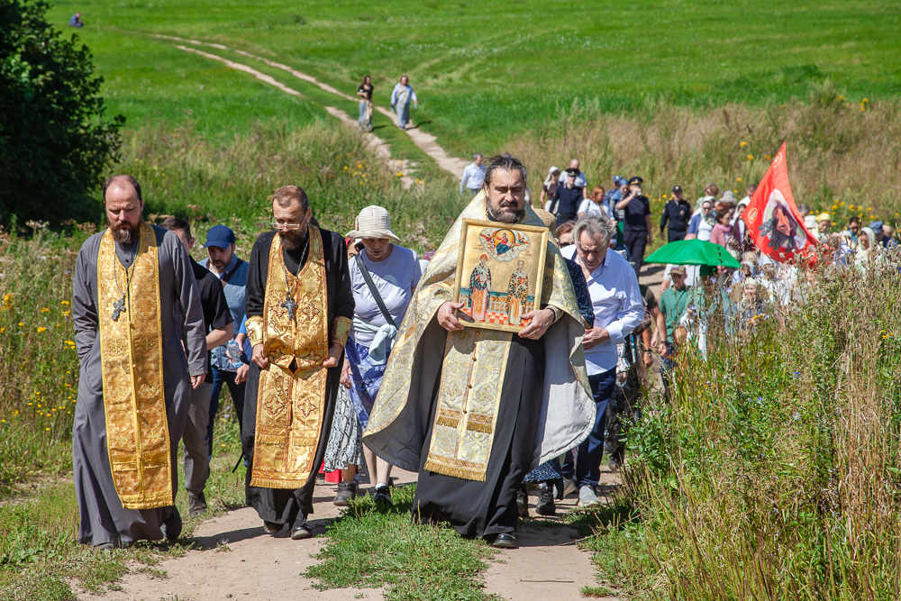 Пешее паломничество по Митрополичьей тропе в Аксиньино