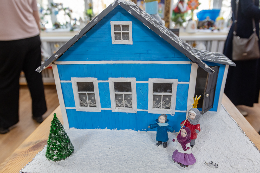 Выставка детско-юношеского рисунка и прикладного творчества «Рождественская звезда»