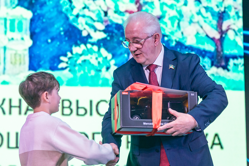 Выставка детско-юношеского рисунка и прикладного творчества «Рождественская звезда»