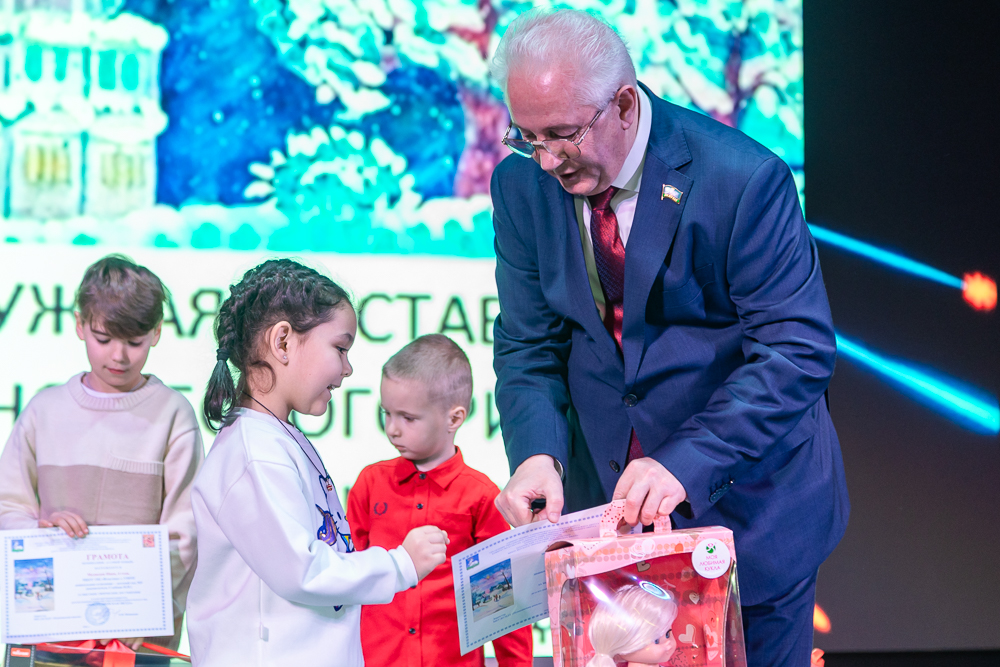 Выставка детско-юношеского рисунка и прикладного творчества «Рождественская звезда»