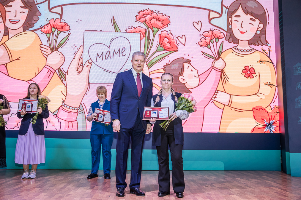 Андрей Иванов вручил медали «Материнская слава» многодетным мамам Одинцовского округа