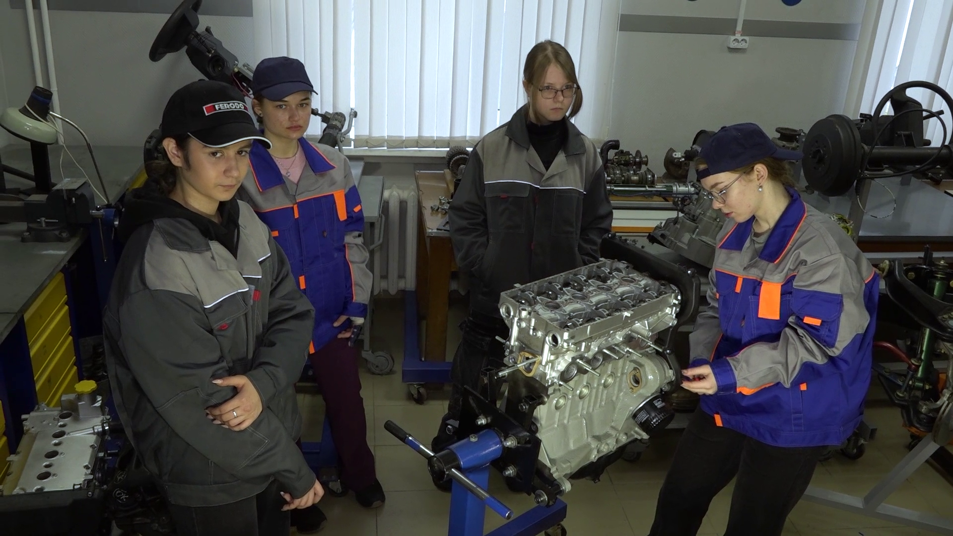 Девушки идут в рабочие профессии