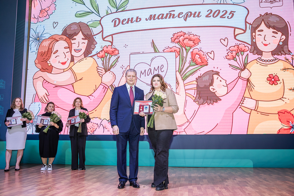 Андрей Иванов вручил медали «Материнская слава» многодетным мамам Одинцовского округа