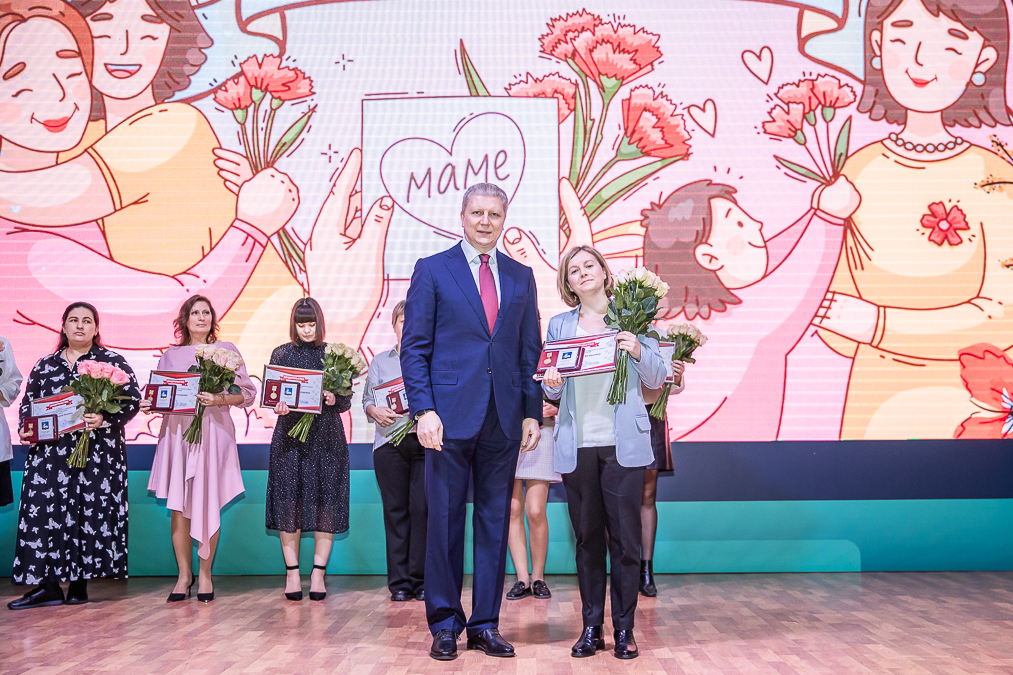 Андрей Иванов вручил медали «Материнская слава» многодетным мамам Одинцовского округа