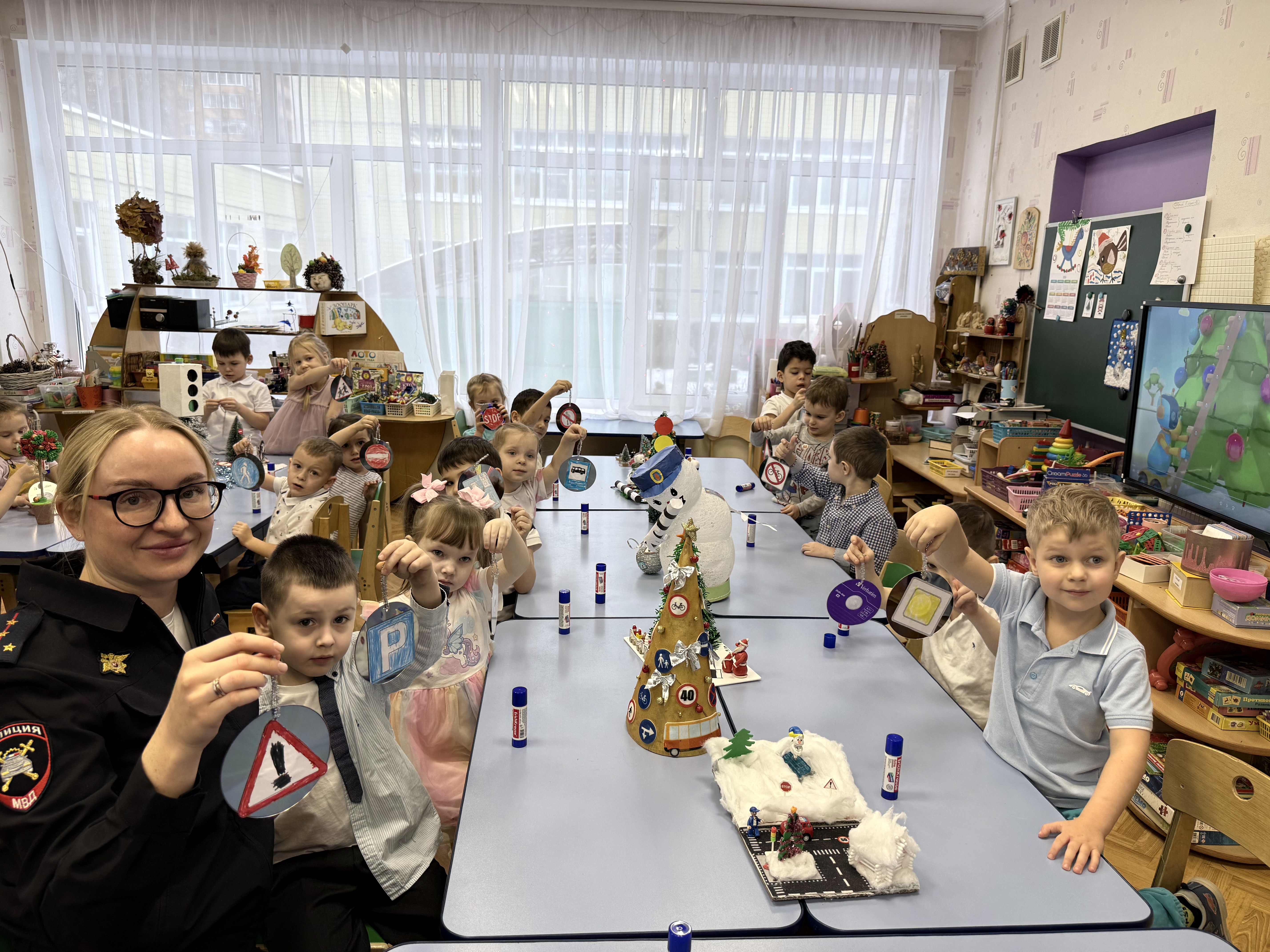 В Одинцовском округе автоинспекторы превратили уроки ПДД в новогодний мастер‑класс