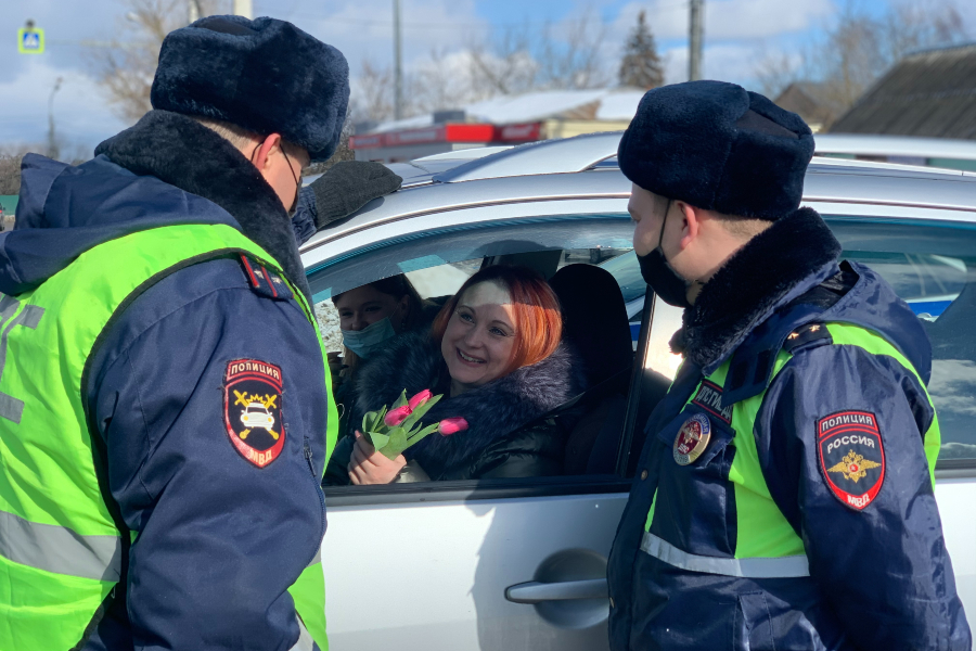 Автоледи получили цветы от сотрудников ГИБДД