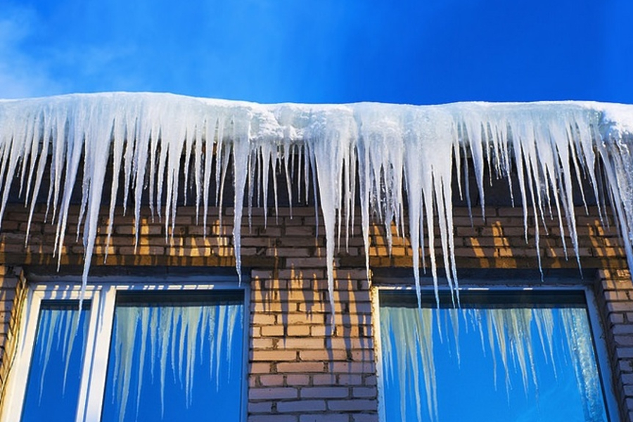 25 бригад очищают крыши домов от снега и сосулек