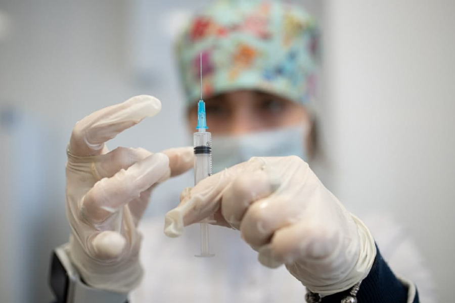 Узнать о наличии вакцин от COVID-19 в поликлиниках можно с помощью чат-бота