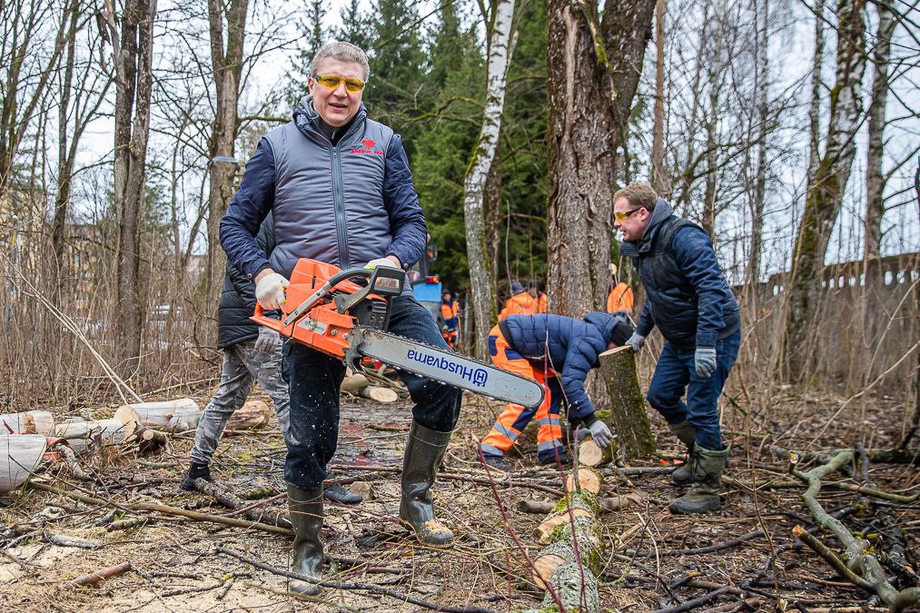 Андрей Иванов принял участие в общеобластном субботнике в военном городке Кубинка-10