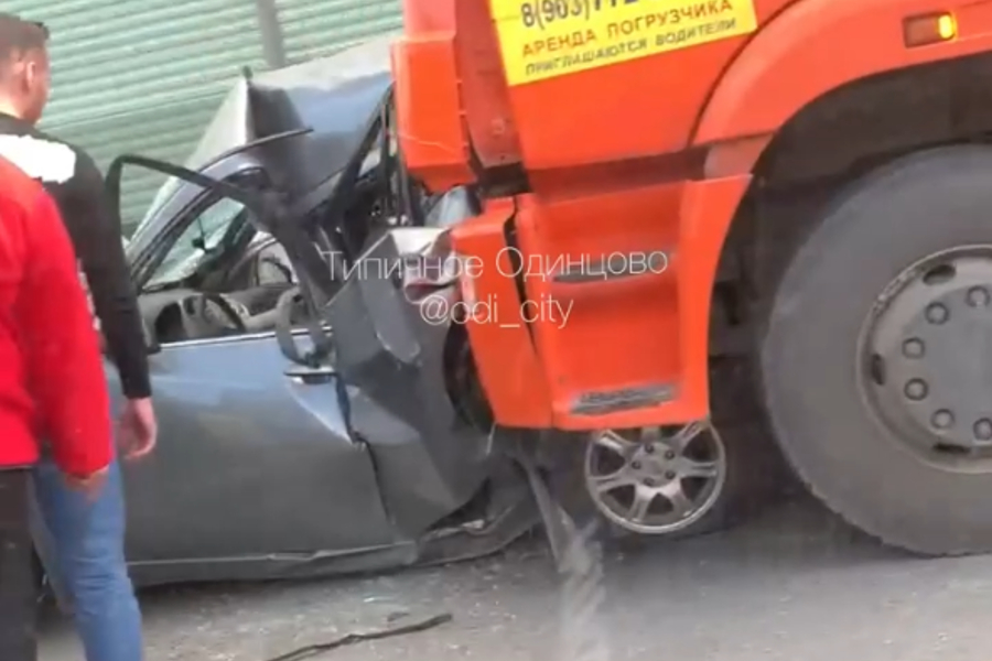 Мусоровоз превратил в хлам легковушку