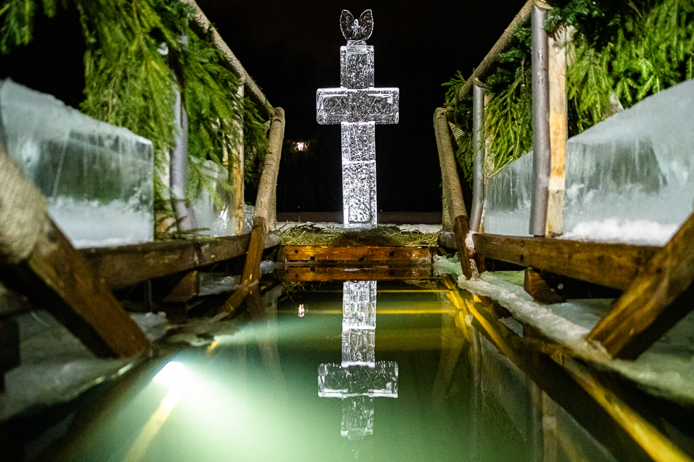 Ледяная вода и горячий чай: как прошли крещенские купания