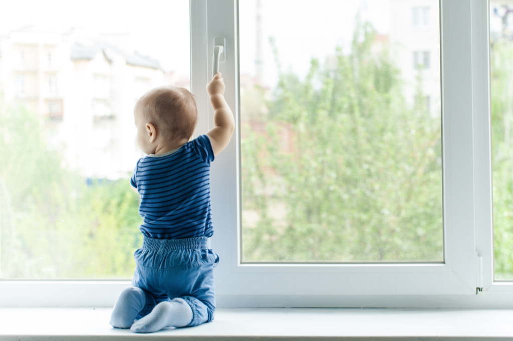 Как уберечь ребёнка от падения из окна?