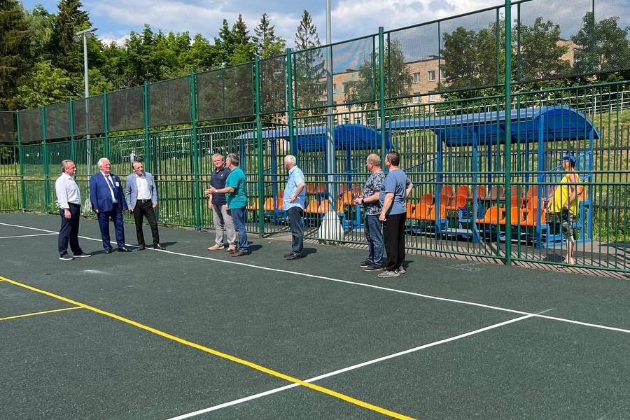 В СК «Ершовский» обновили покрытие площадки для занятий баскетболом и волейболом