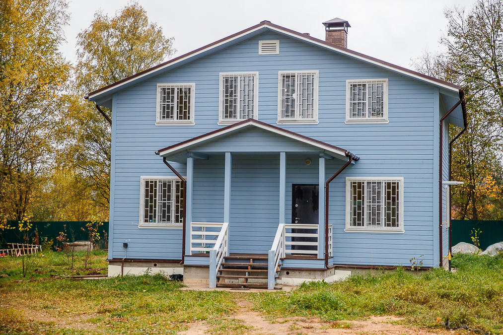 Переездом довольны: хозяева «синего домика» обустраиваются на новом месте