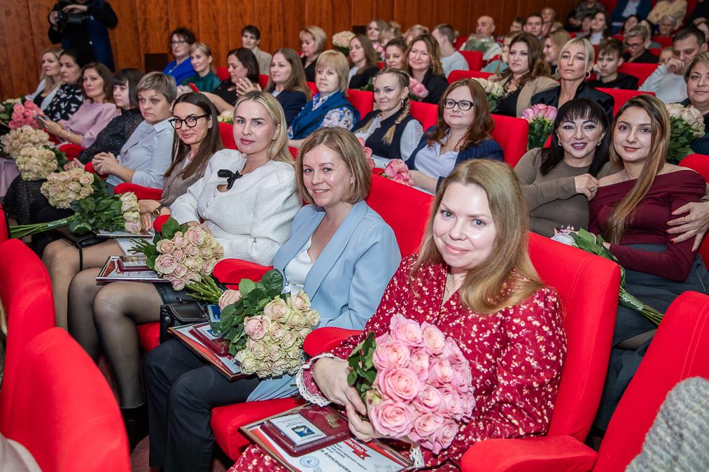 Андрей Иванов вручил медали «Материнская слава» многодетным мамам Одинцовского округа