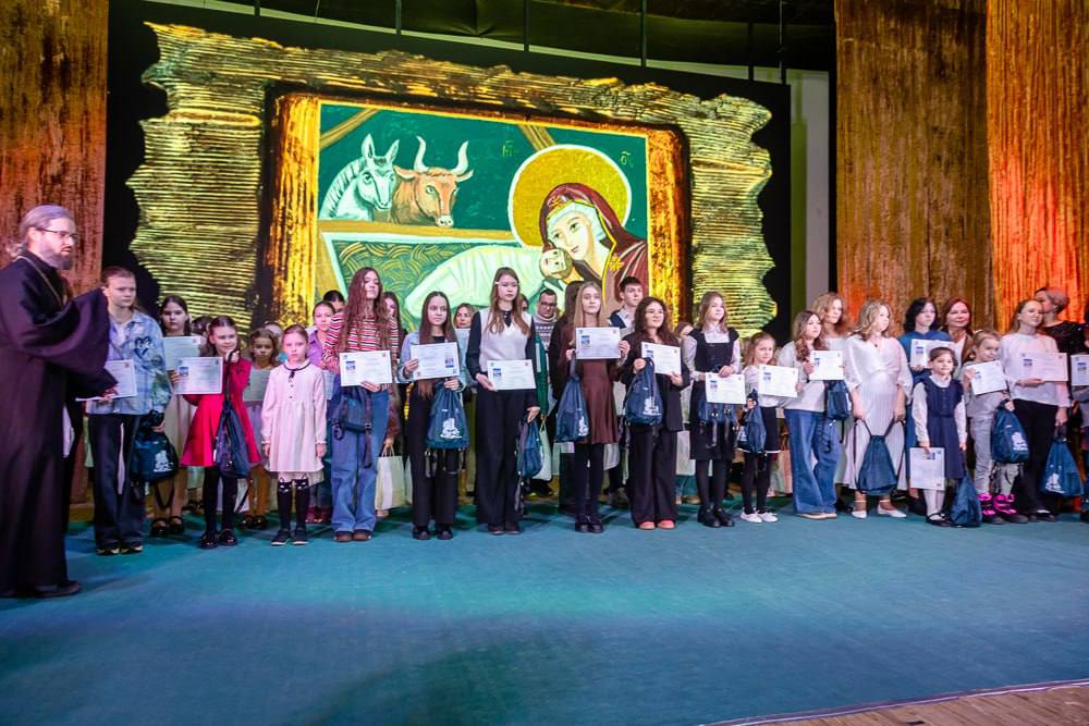 В Захаровском Доме культуры открылась XXIII выставка детско-юношеского рисунка и прикладного искусства «Рождественская звезда»