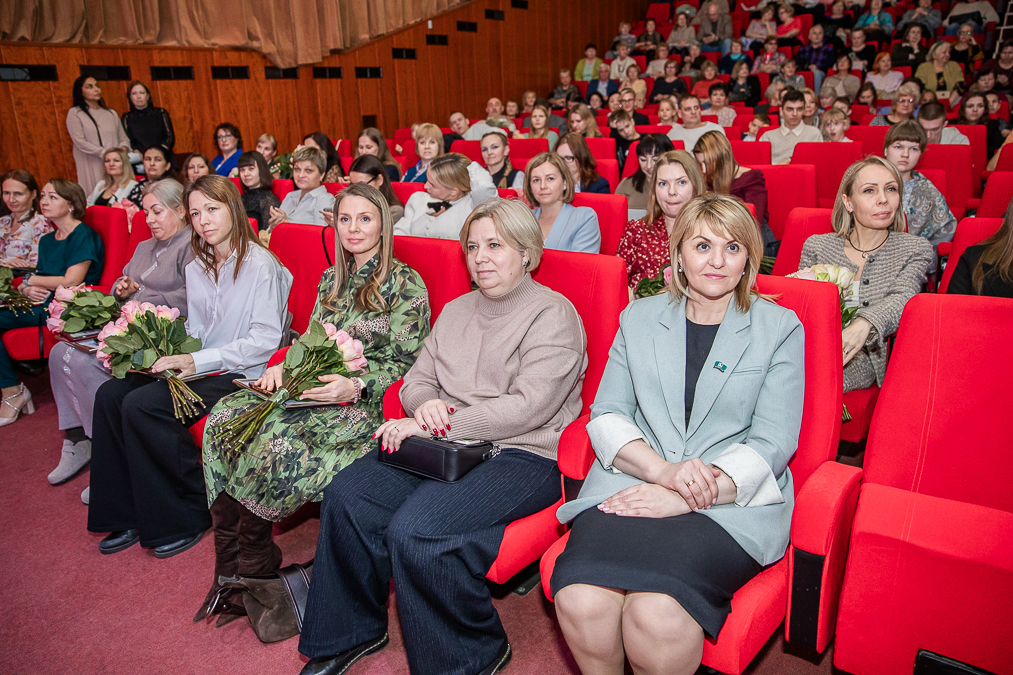 Андрей Иванов вручил медали «Материнская слава» многодетным мамам Одинцовского округа