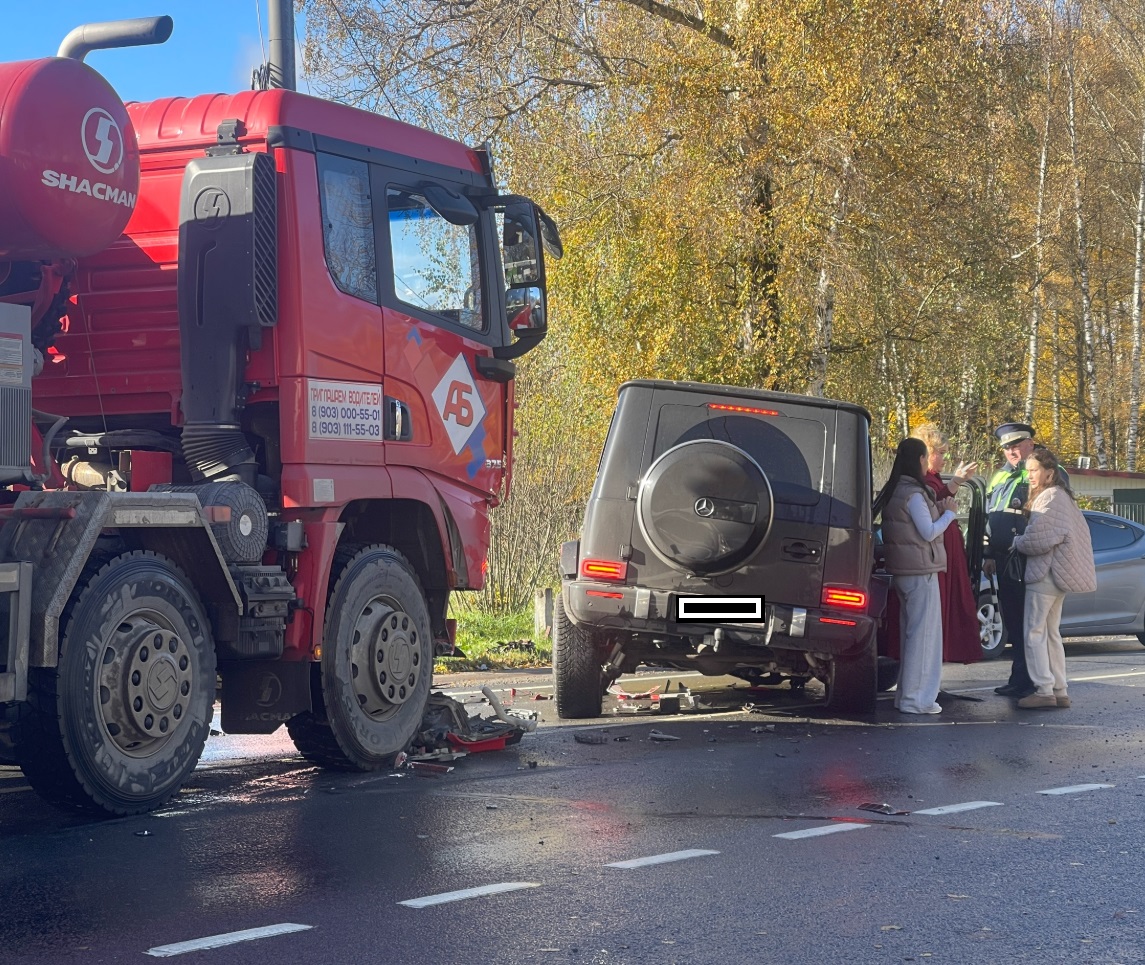 Джип под ударом бетономешалки