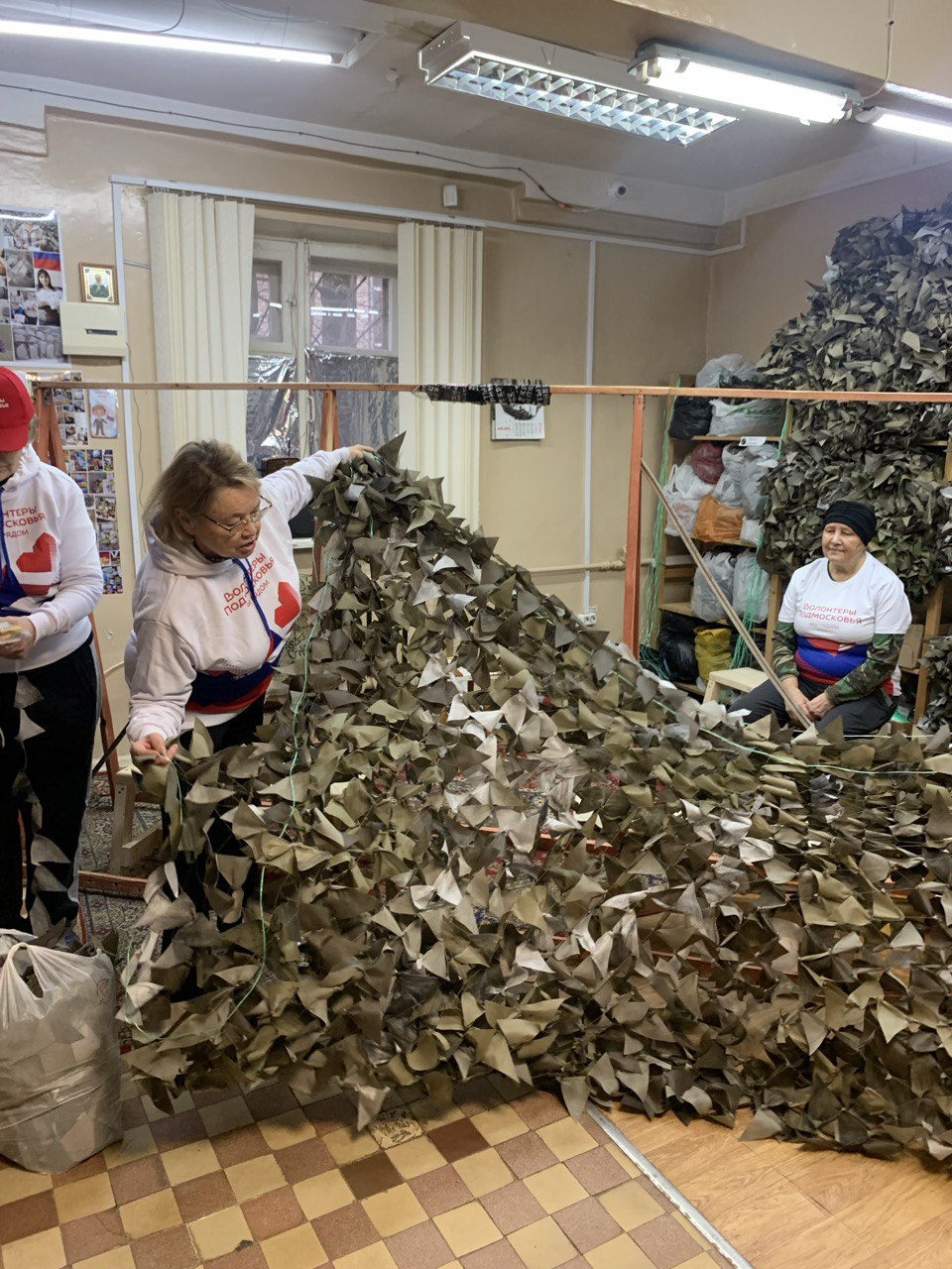 Волонтёры из Одинцовского округа плетут защитные сети для фронта